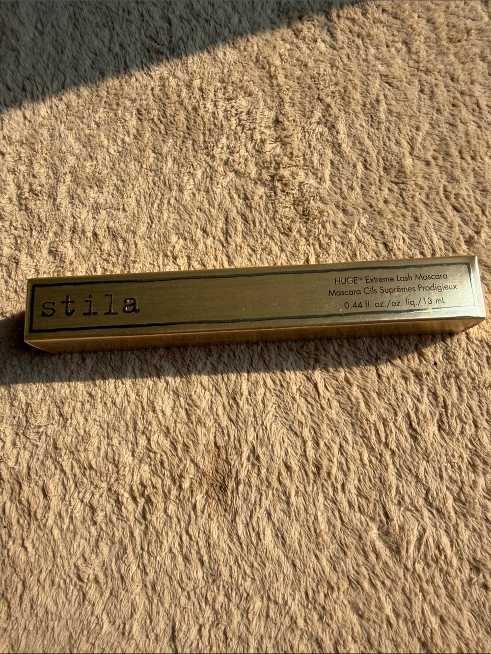 Stila HUGE™ Extreme Lash Mascara in gold packaging